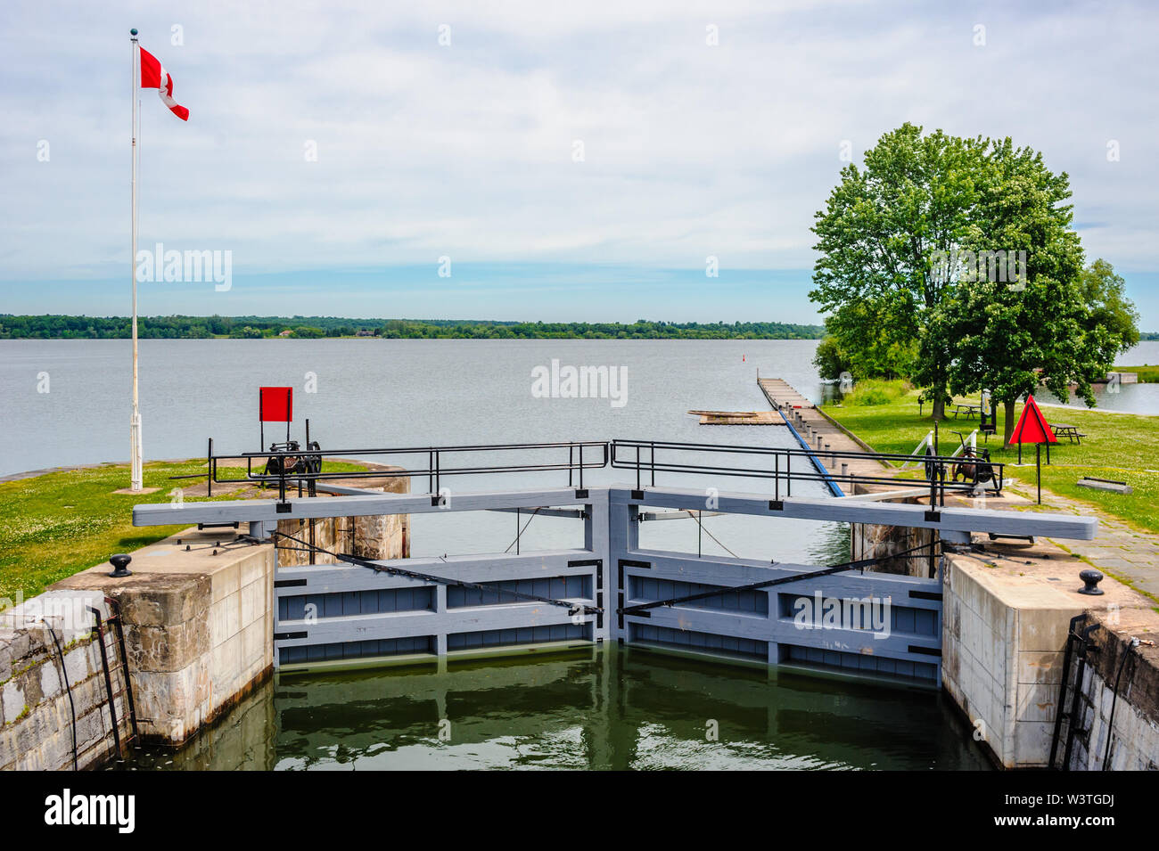 KINGSTON, Ontario, Canada - 20 giugno 2018: la serratura superiore della Kingston Mills blocca è parte del Rideau Canal. Foto Stock