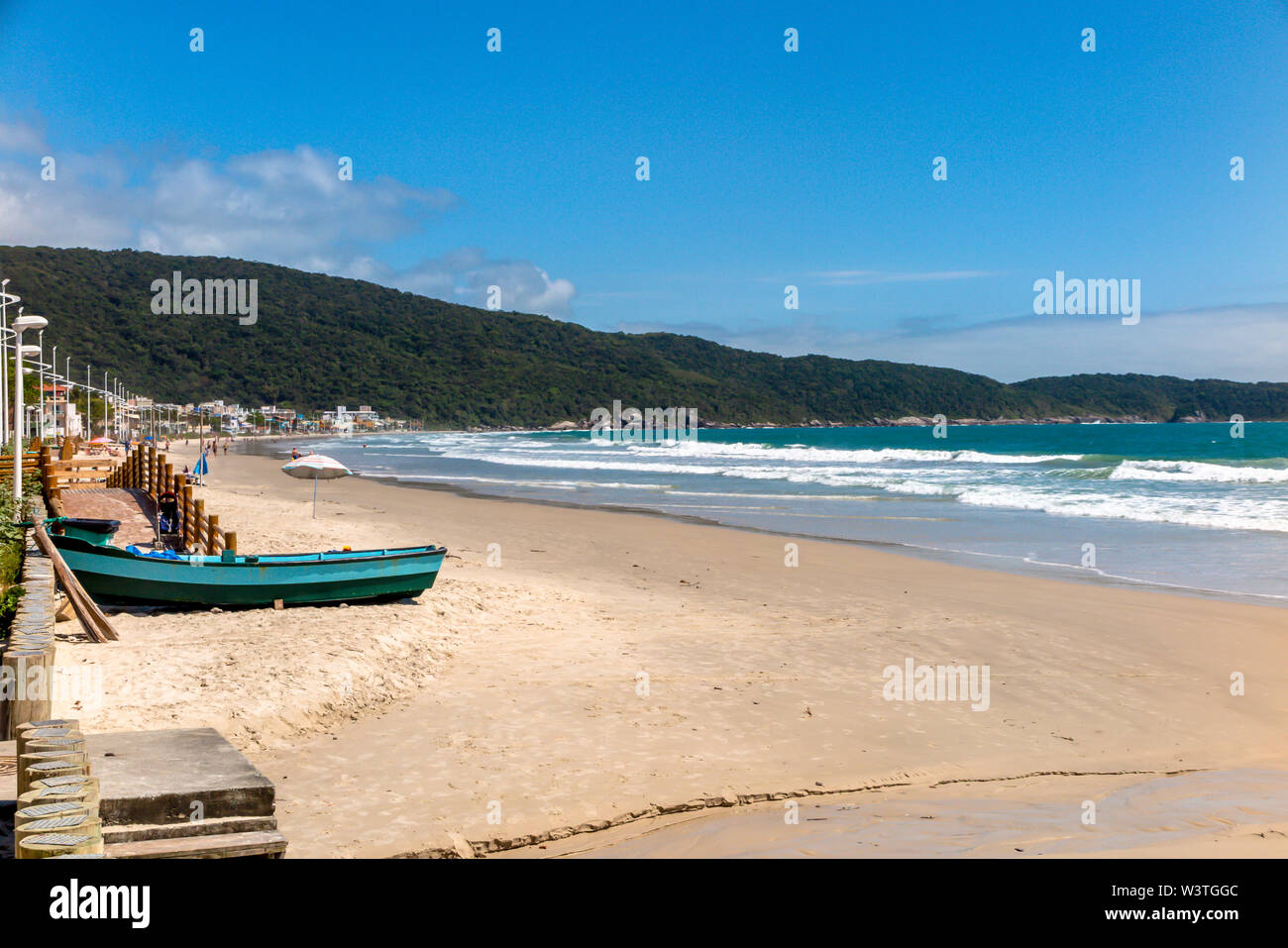 Lato sinistro del Bombas spiaggia con mare calmo e la collina in background, blu cielo con poche nuvole, Bombinhas, Santa Catarina Foto Stock