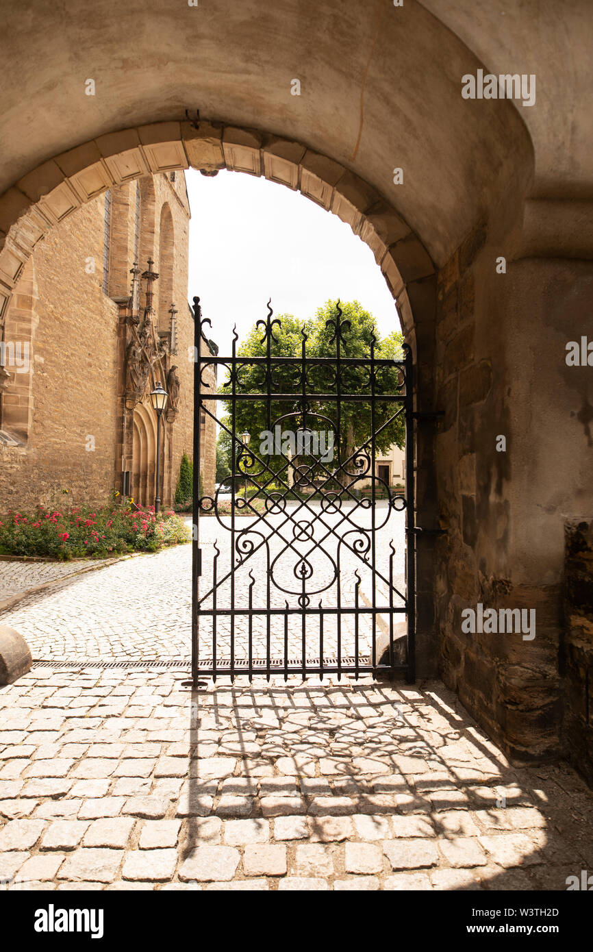 Il cancello d'ingresso al castello storico (Schloss) nel centro di Merseburg, Sassonia Anhalt, Germania. Foto Stock