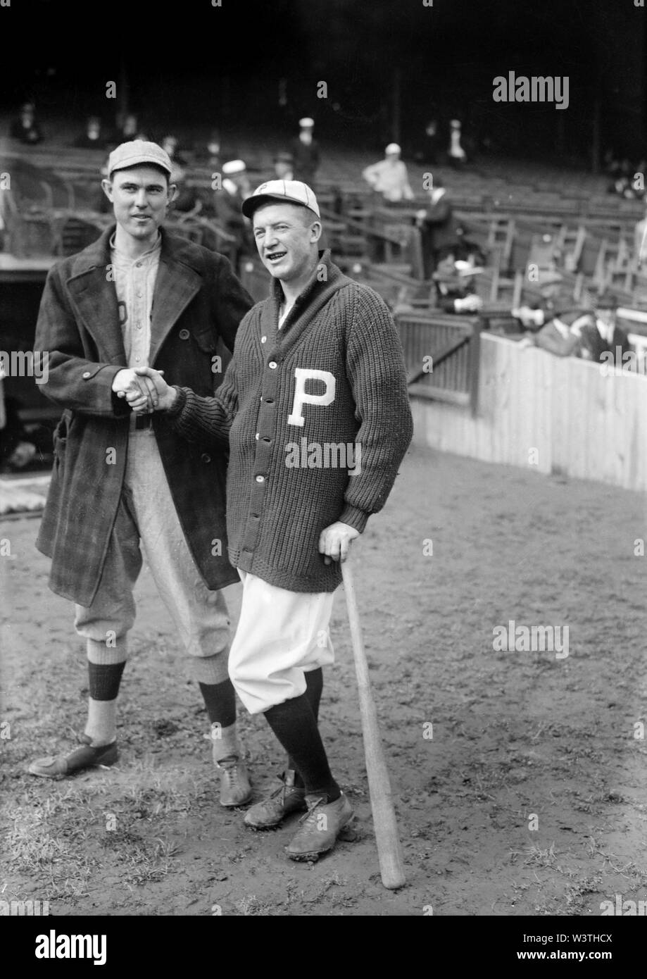 Ernie Shore (sinistra), Boston Red Sox e Grover Cleveland Alexander, Philadelphia Phillies, si stringono la mano durante la World Series, Philadelphia, Pennsylvania, USA, Bain News Service, 1915 Foto Stock