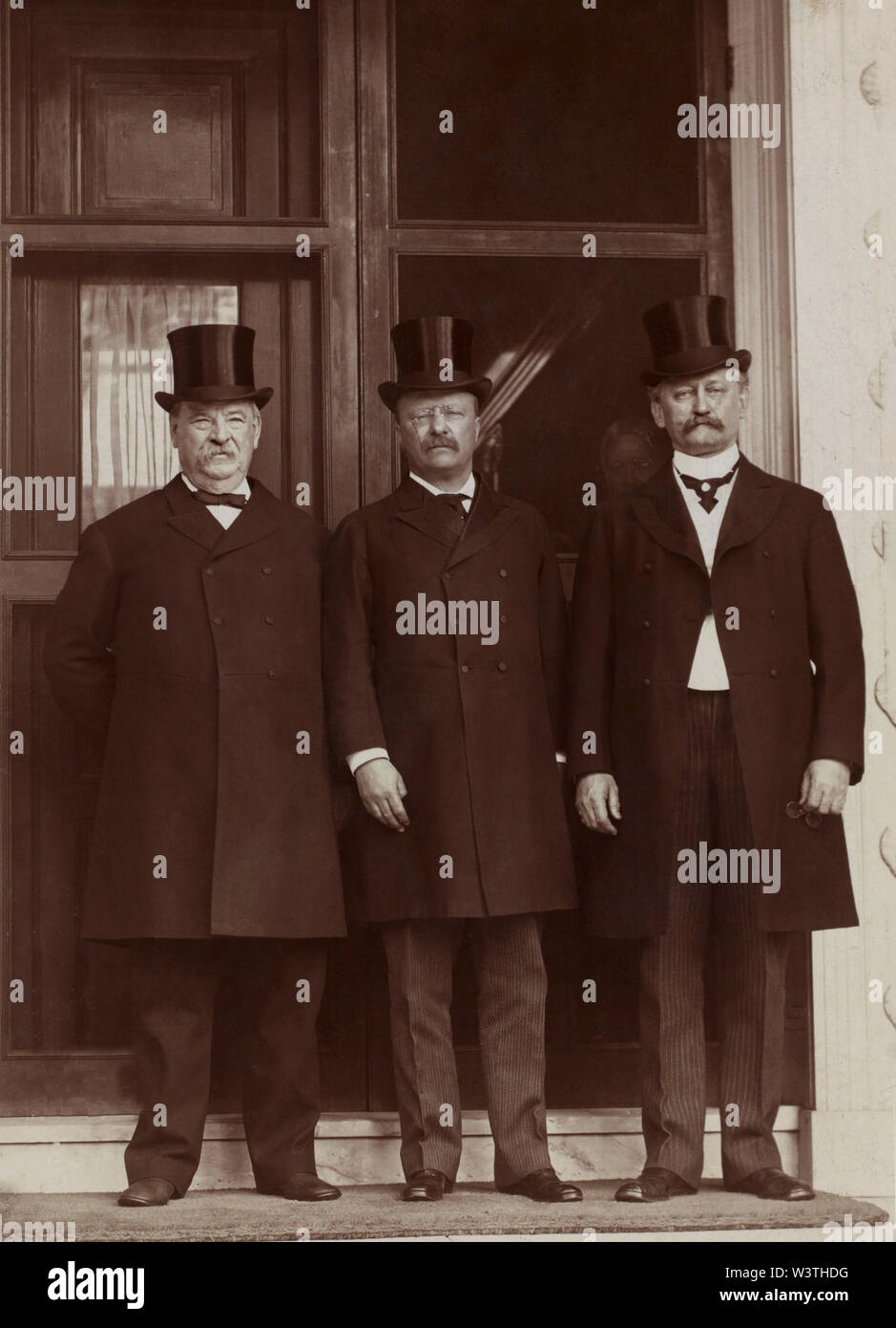 Ex U.S. Presidente Grover Cleveland, Presidente Theodore Roosevelt e David R. Francesco, piena lunghezza Ritratto, Washington DC, Stati Uniti d'America, fotografia di Murillo Studio, 1903 Foto Stock