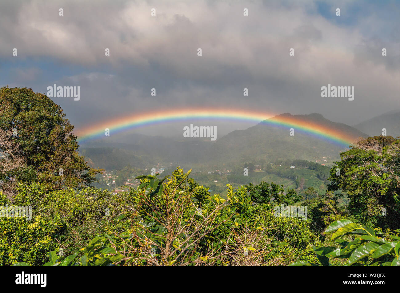 Immagine di un paesaggio di Boquete, Panama, compresa una bella e intensa rainbow. La città di Boquete è nella terra di mezzo, a sinistra. Foto Stock