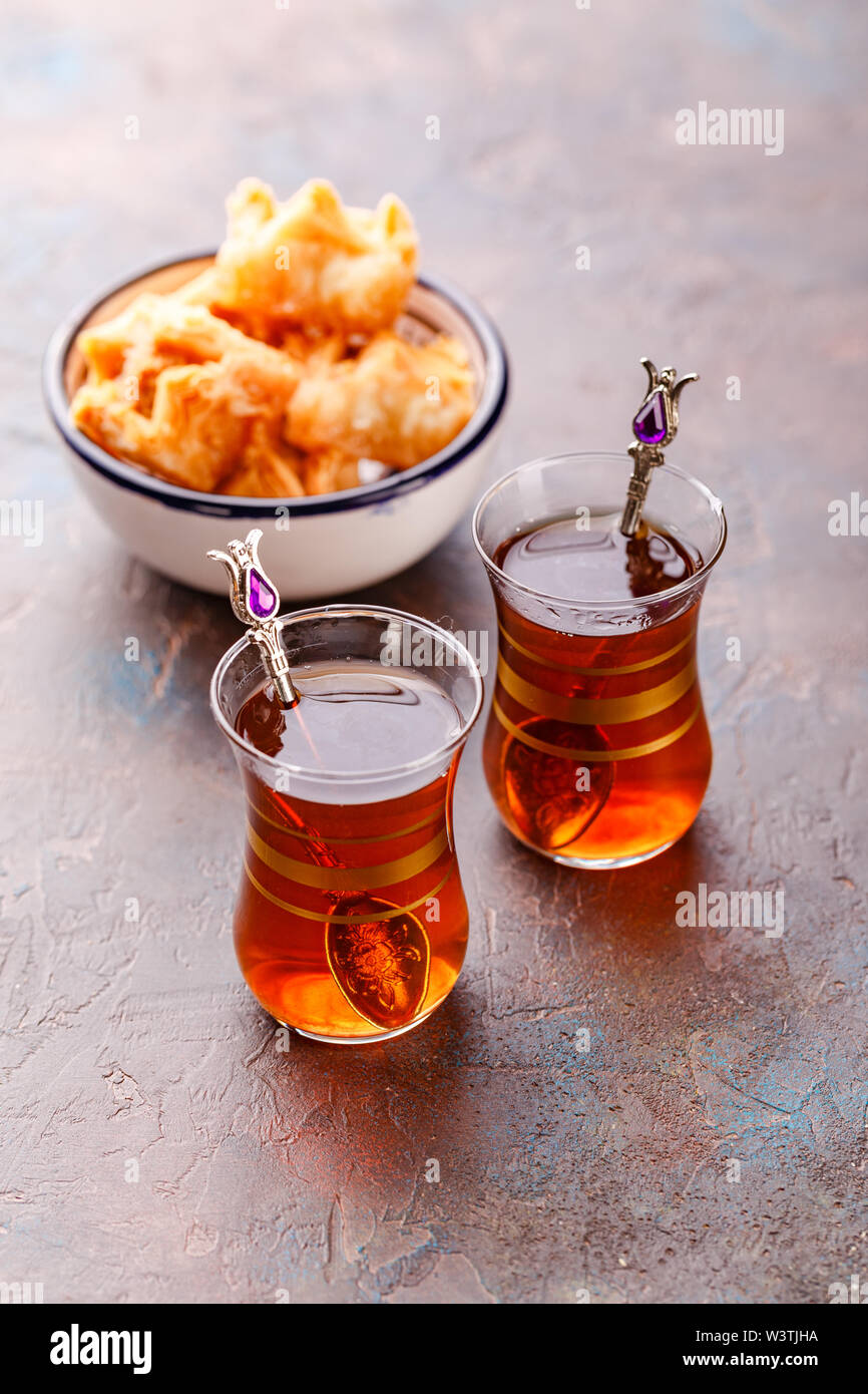 Medio Orientale o arabo il tè alla menta in una tradizionale bicchiere di vetro e delizie turche Baklava. Il Ramadan kareem. Eid Mubarak. Festività islamiche decoratio Foto Stock