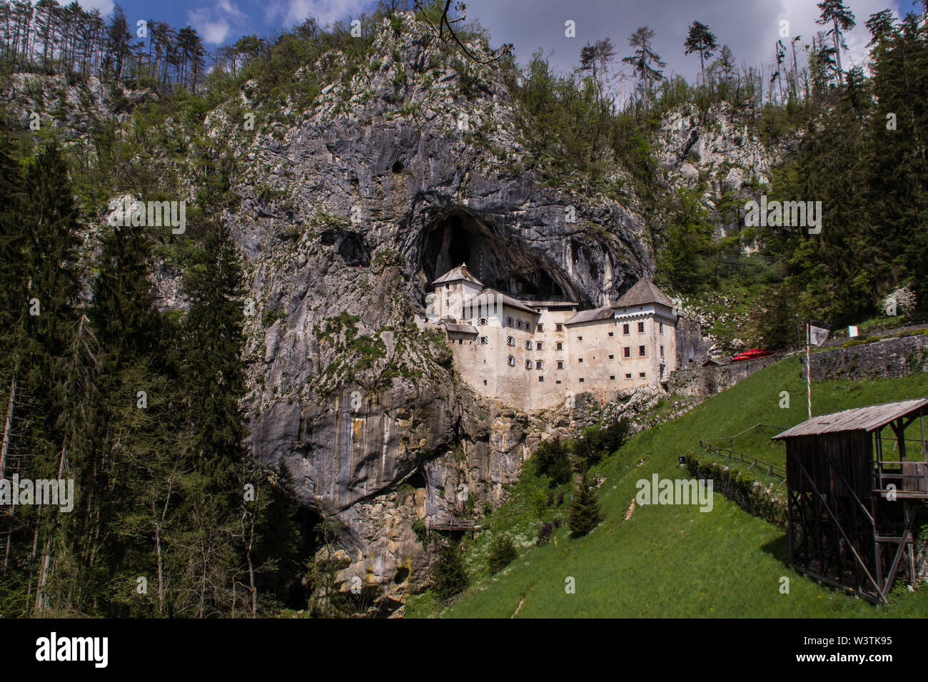 Castello di Predjama (Castel Lueghi), costruito all'interno di una montagna rocciosa parete, era il castello del cavaliere Erazem, Postumia, Postojna Slovenia Foto Stock
