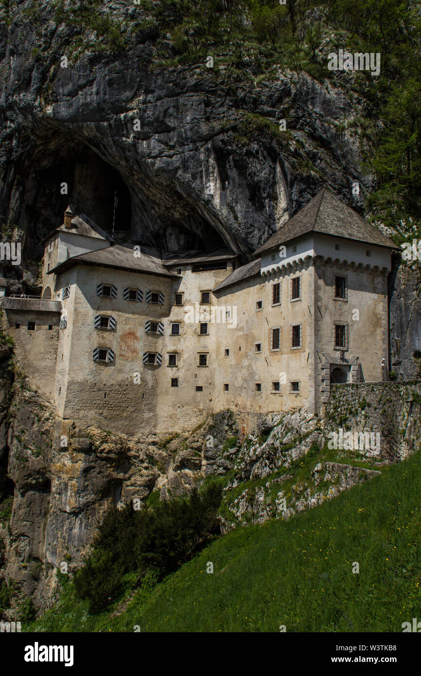 Castello di Predjama (Castel Lueghi), costruito all'interno di una montagna rocciosa parete, era il castello del cavaliere Erazem, Postumia, Postojna Slovenia Foto Stock