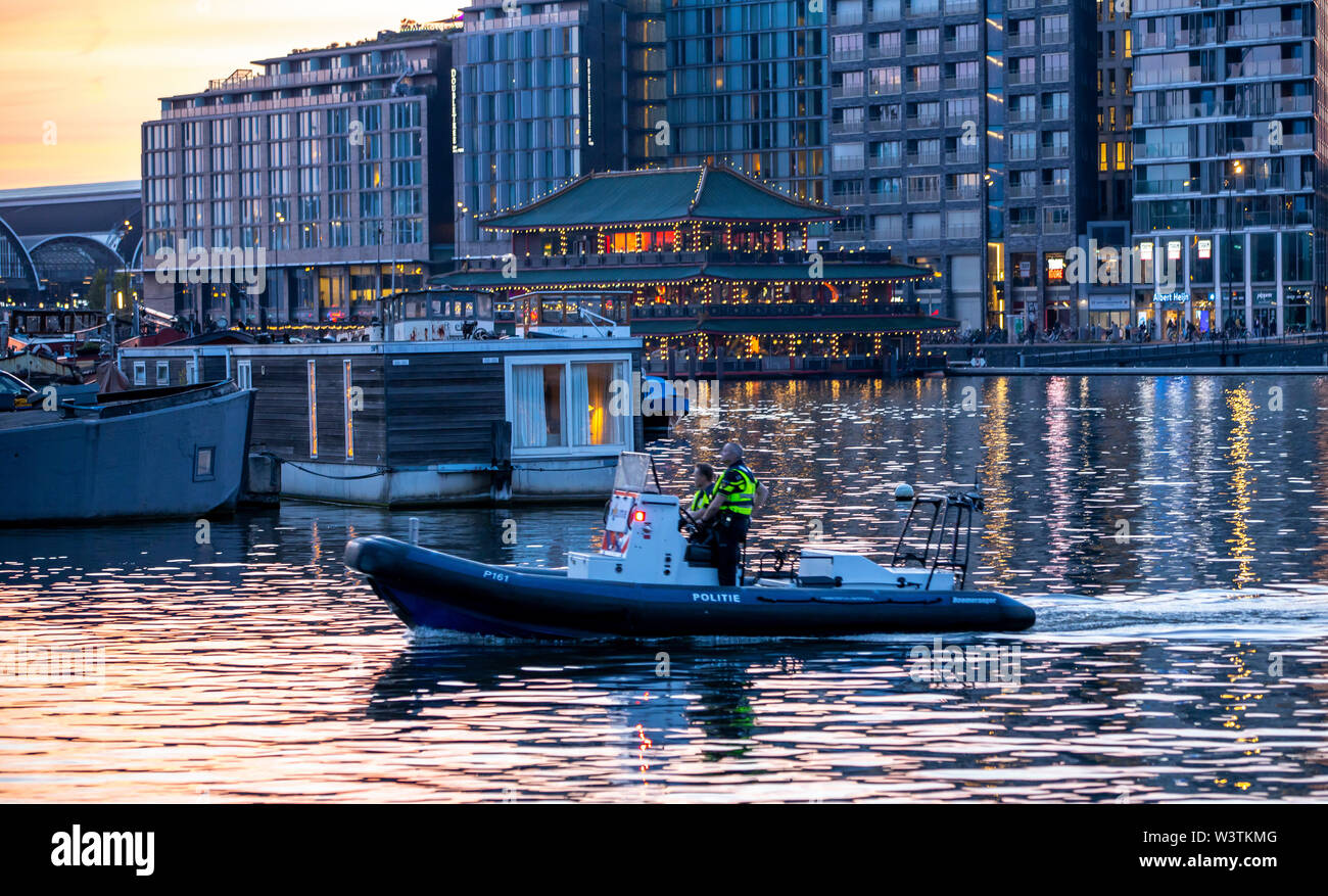 Amsterdam, Paesi Bassi, downtown, nuovo quartiere sul Oosterdokskade, barca di polizia, Foto Stock