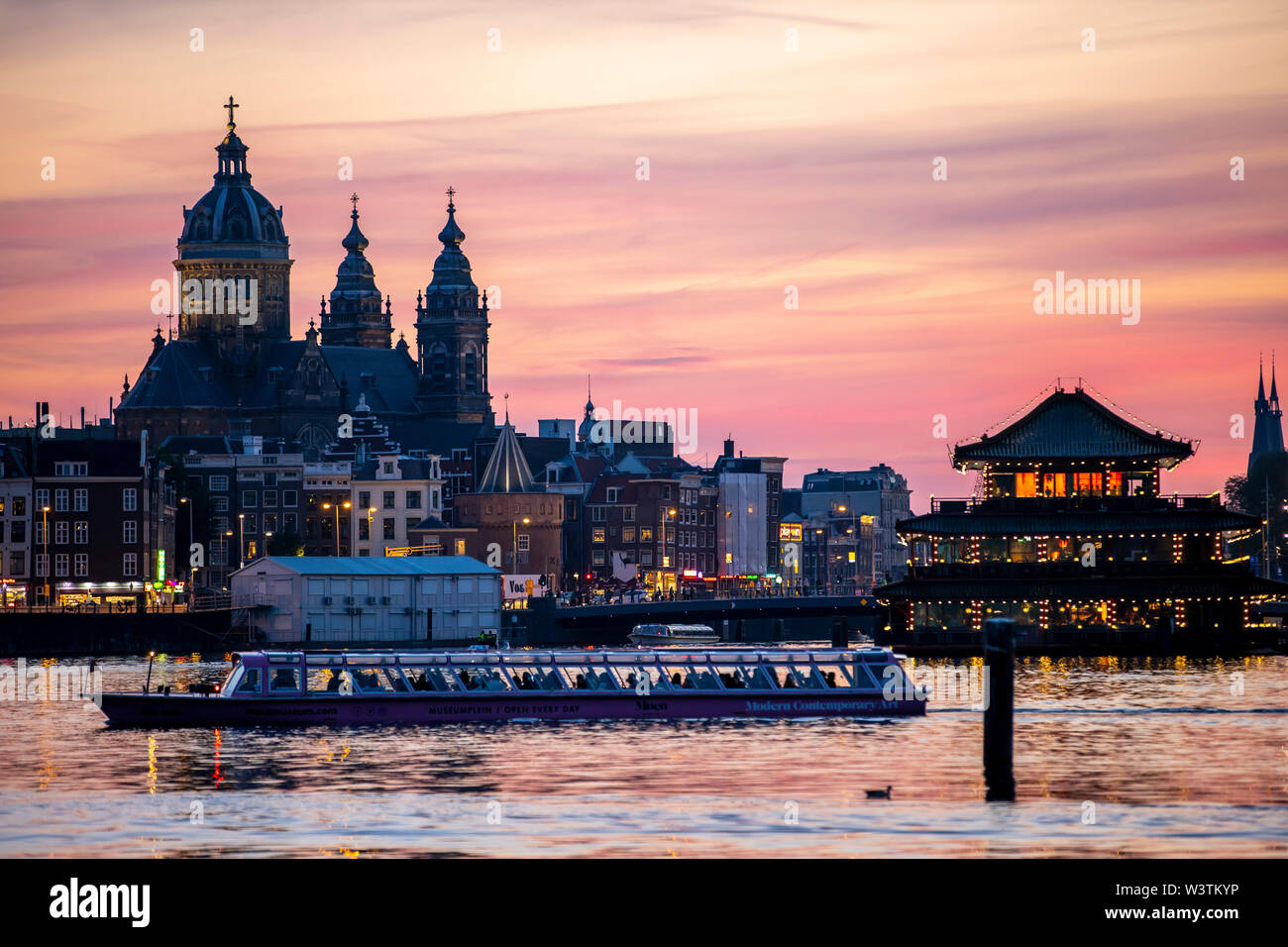 Amsterdam, Paesi Bassi, Downtown, San Nicola Basilica, ristorante, nave da crociera del canale, Foto Stock