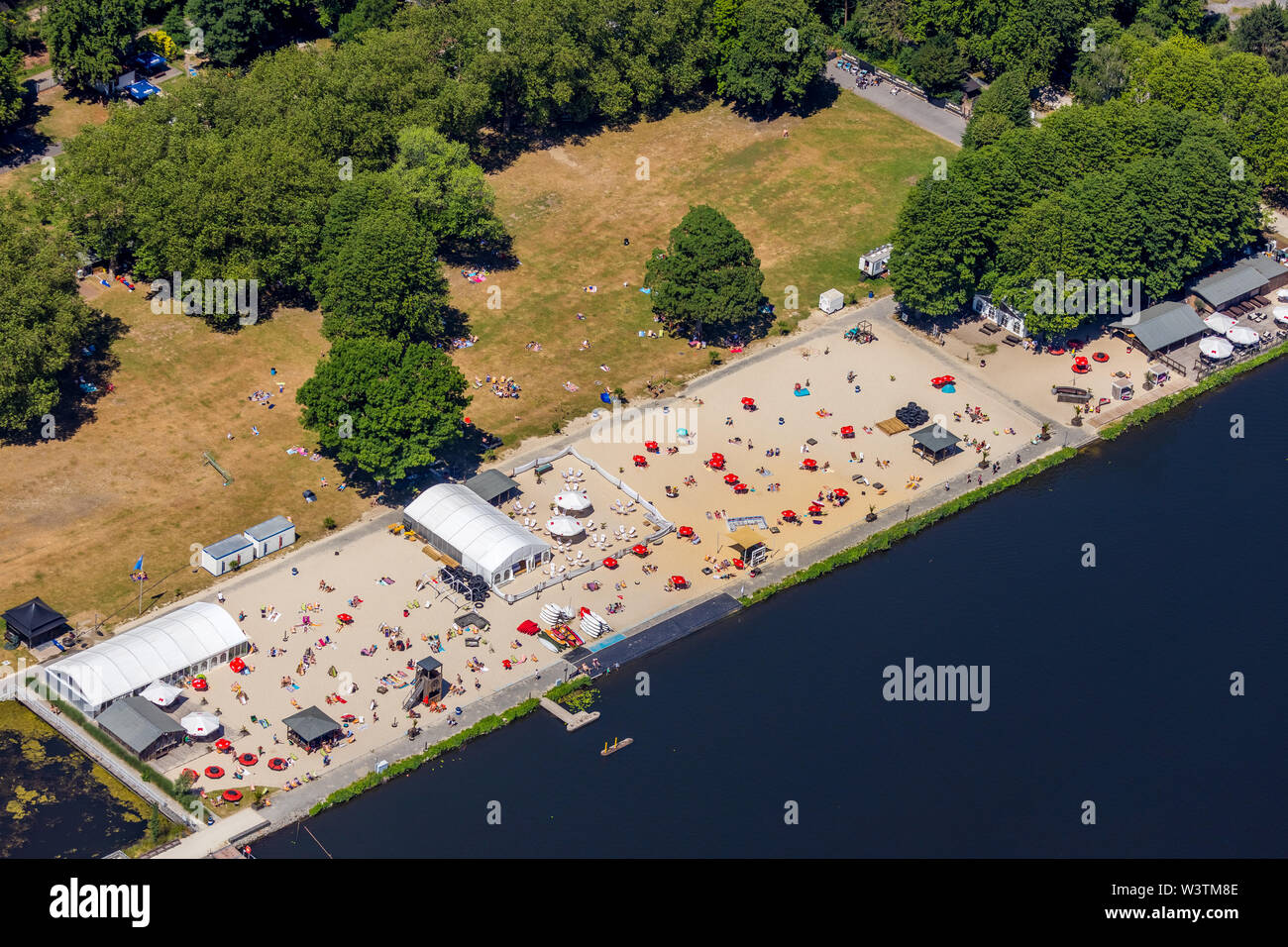 Vista aerea della spiaggia sul lago di Baldeney Seaside Beach Baldeney con piscina nel lago di Baldeney spiaggia di sabbia e prato per prendere il sole in Essen, Foto Stock