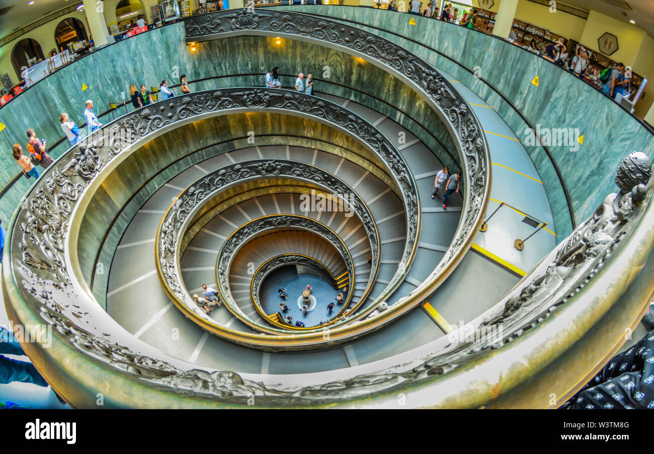 Museo del Vaticano nella Makkah dei cattolici, Città del Vaticano. Foto grandangolare delle scale elicoidali del Museo. Foto Stock