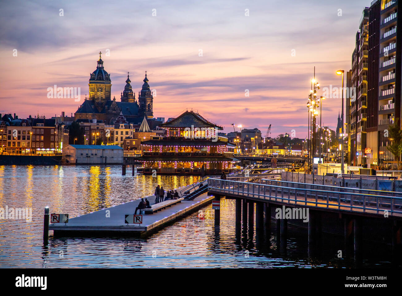Amsterdam, Paesi Bassi, centro città, Basilika San Nicolò, nuovo trimestre a Oosterdokskade, ristorante nave, Foto Stock
