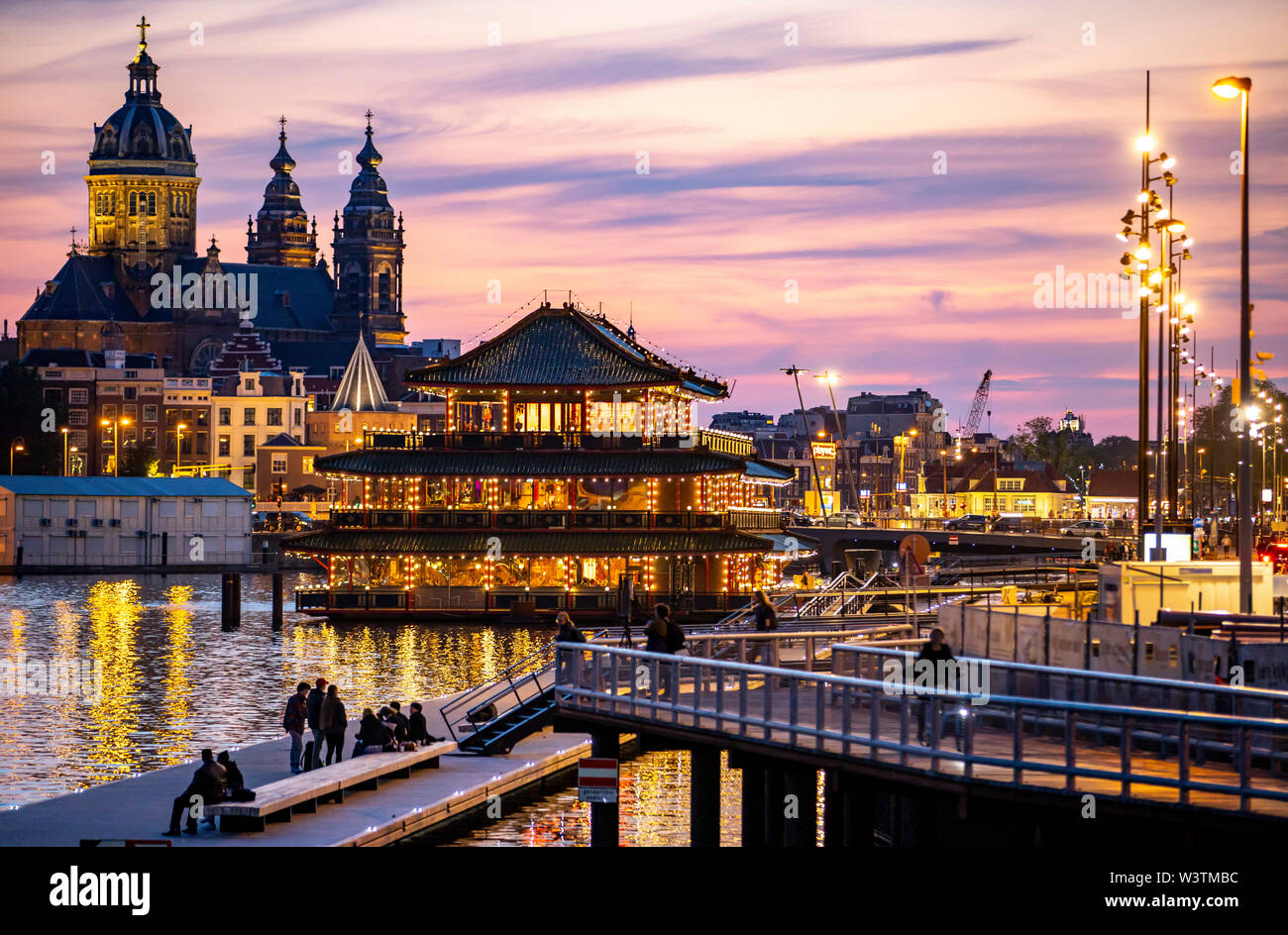 Amsterdam, Paesi Bassi, centro città, Basilika San Nicolò, nuovo trimestre a Oosterdokskade, ristorante nave, Foto Stock