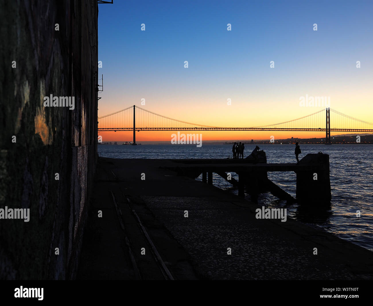 Tramonto sul Ponte 25 de Abril bridge a Lisbona in Portogallo Foto Stock