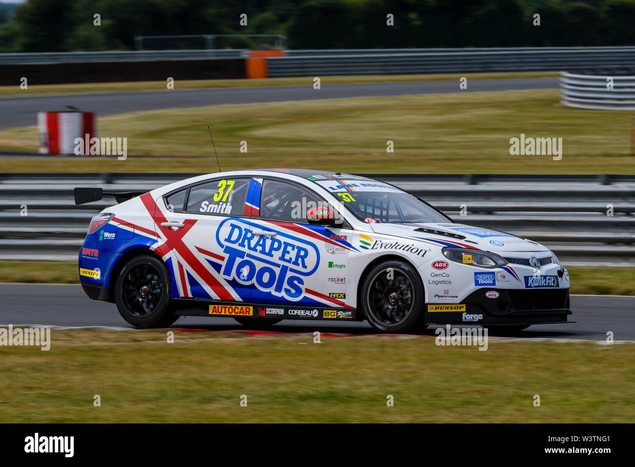 Snetterton, UK. 17 Luglio, 2019. Kwik montare British Touring Car Championship estivo di test a Snetterton il 17 agosto 2019 precedendo la serie 'triple-header gara evento su 3/4 agosto. Nella foto è Rob Smith drivng il Excelr8 della MG Motorsport6 Credito: Mark Bullimore/Alamy Live News Foto Stock