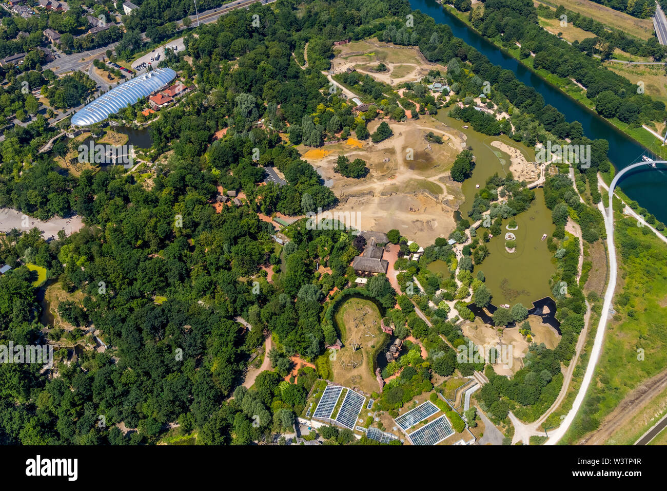 Vista aerea del giardino zoologico di Gelsenkirchen esperienza ZOOM mondo con l'Africa, Asia e aree di Alaska, parchi giochi, gite in barca e ristoranti a Gelsenkirche Foto Stock