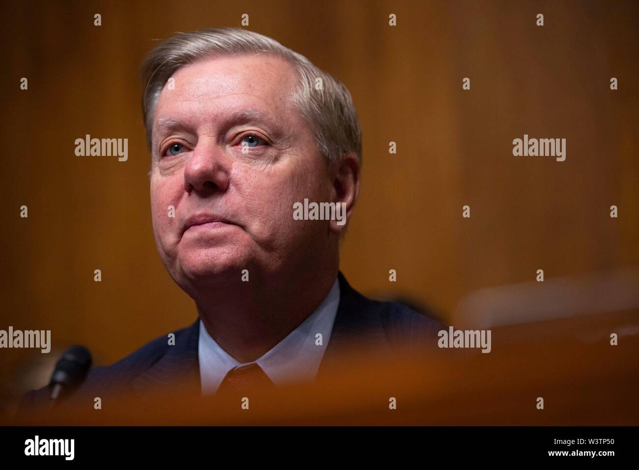 Stati Uniti il senatore Lindsey Graham (Repubblicano della Carolina del Sud) ascolta durante gli Stati Uniti Comitato del Senato sulla giustizia audizione del Campidoglio di Washington, DC, Stati Uniti il 17 luglio 2019. Il comitato è stato considerare la candidatura di Halil Suleyman Ozerden di essere stati Uniti Giudice di circuito per il quinto circuito. Credito: Stefani Reynolds/CNP | Utilizzo di tutto il mondo Foto Stock