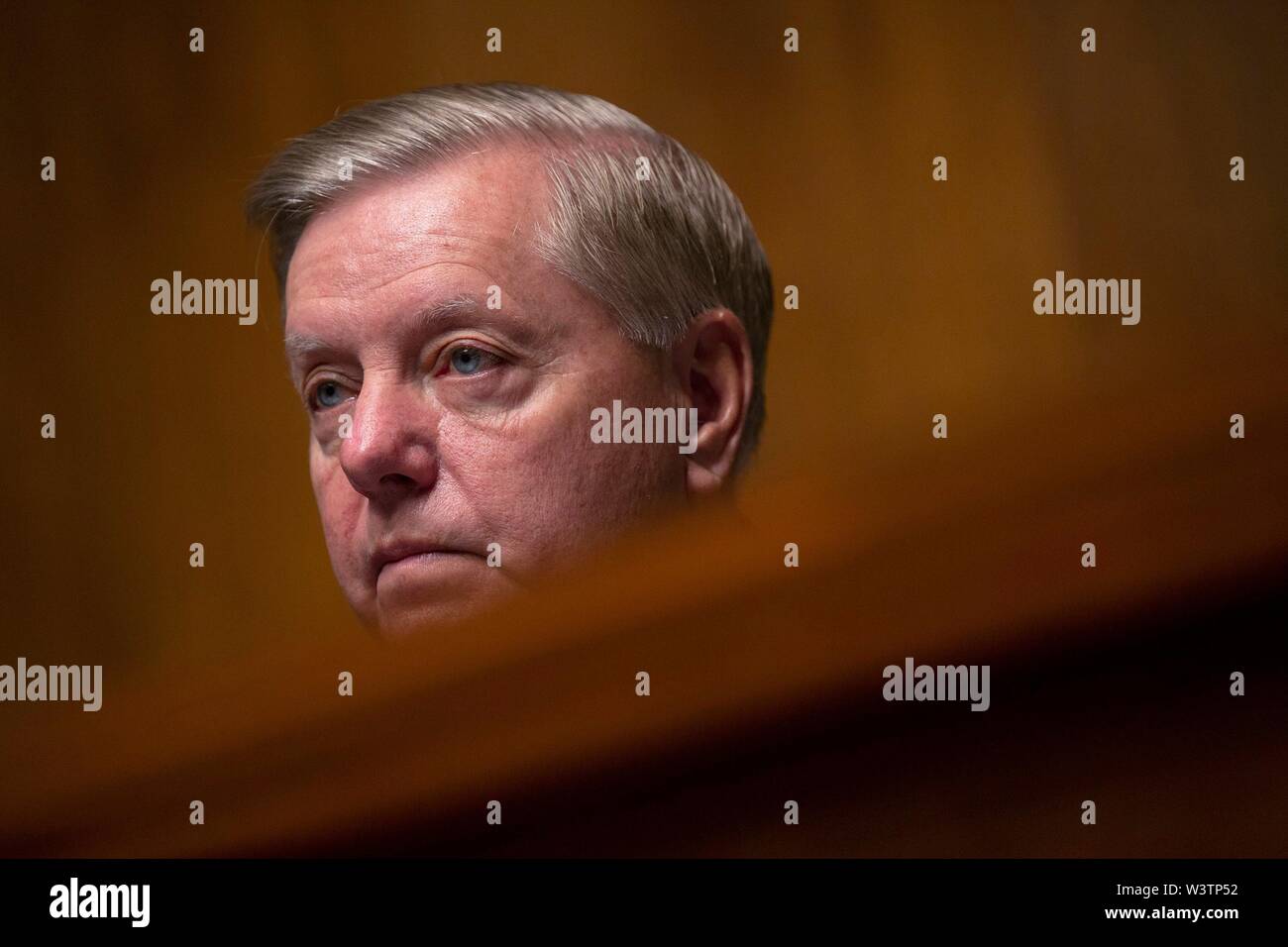 Stati Uniti il senatore Lindsey Graham (Repubblicano della Carolina del Sud) ascolta durante gli Stati Uniti Comitato del Senato sulla giustizia audizione del Campidoglio di Washington, DC, Stati Uniti il 17 luglio 2019. Il comitato è stato considerare la candidatura di Halil Suleyman Ozerden di essere stati Uniti Giudice di circuito per il quinto circuito. Credito: Stefani Reynolds/CNP | Utilizzo di tutto il mondo Foto Stock