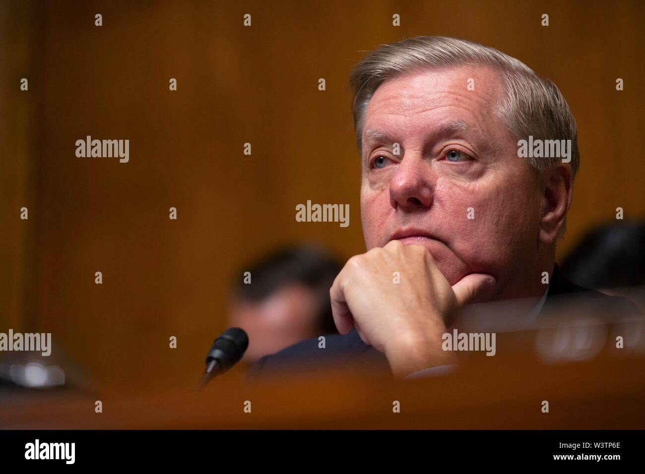 Stati Uniti il senatore Lindsey Graham (Repubblicano della Carolina del Sud) ascolta durante gli Stati Uniti Comitato del Senato sulla giustizia audizione del Campidoglio di Washington, DC, Stati Uniti il 17 luglio 2019. Il comitato è stato considerare la candidatura di Halil Suleyman Ozerden di essere stati Uniti Giudice di circuito per il quinto circuito. Credito: Stefani Reynolds/CNP | Utilizzo di tutto il mondo Foto Stock