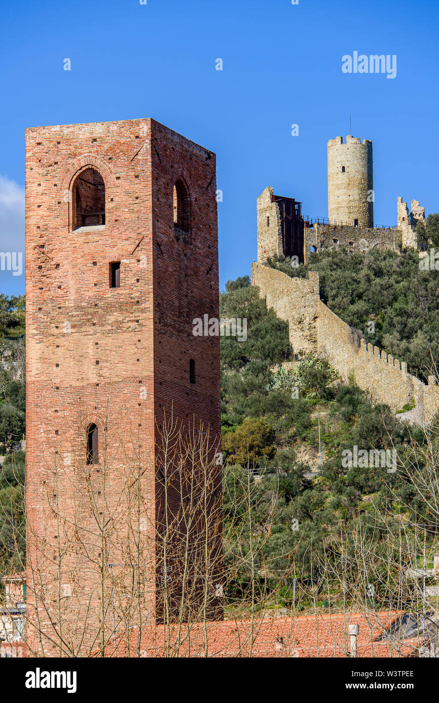 Antica Torre e Monte Castello Ursino nel vecchio villaggio di noli sulla Riviera Italiana Foto Stock