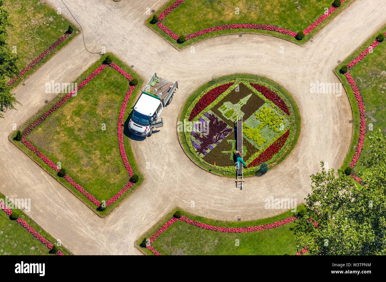 Veduta aerea del castello Bergère con giardino barocco e il letto con il simbolo della città di Gelsenkirchen con il giardiniere, che lavora nel letto di fiori con la guida Foto Stock