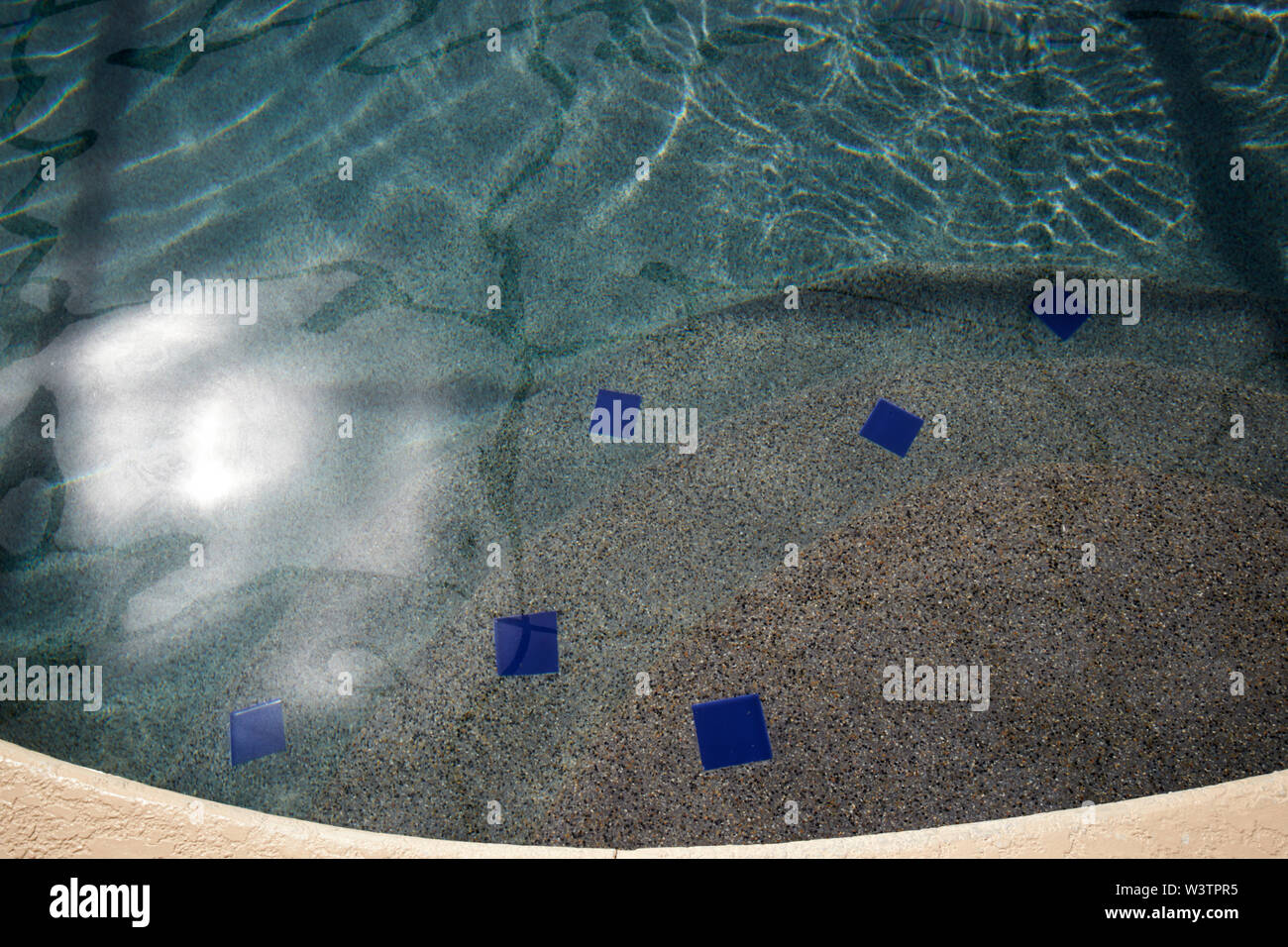 Passi verso il basso in una piscina nel cortile con il sole che splende sulla superficie USA Stati Uniti d'America Foto Stock