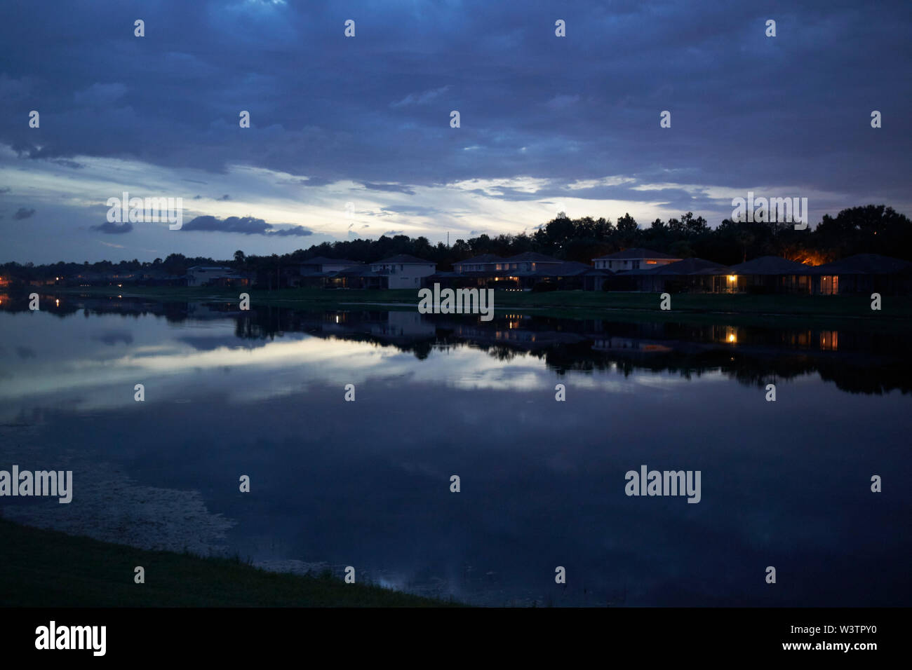 Parametro di sun su case in una comunità gated che circonda un lago in Kissimmee florida USA Stati Uniti d'America Foto Stock