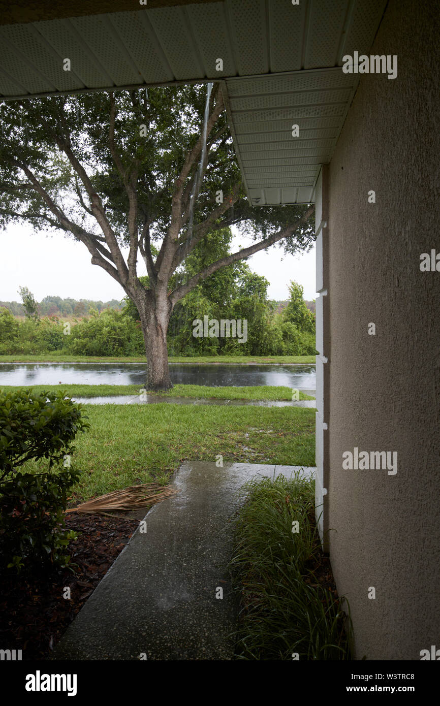 Pioggia battente off tetto di una casa durante una metà del pomeriggio acquazzone flash e temporale in Kissimmee florida USA Stati Uniti d'America Foto Stock