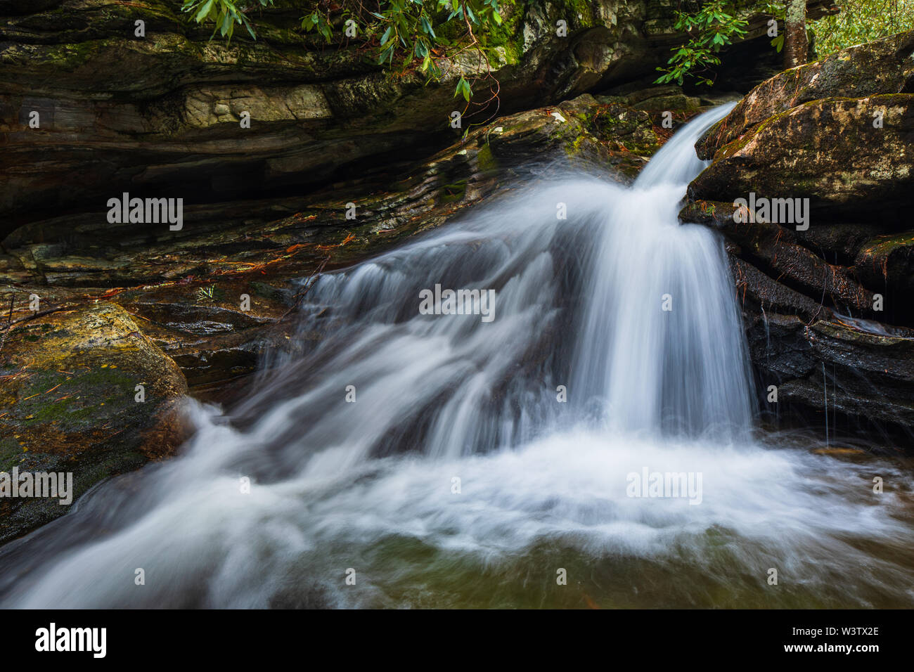 La parte inferiore di Duggers Creek Falls, Carolina del Nord, Stati Uniti. Le cascate di Duggers Creek sono una piccola cascata di 10 metri vicino al centro visitatori di Linville Falls. Foto Stock