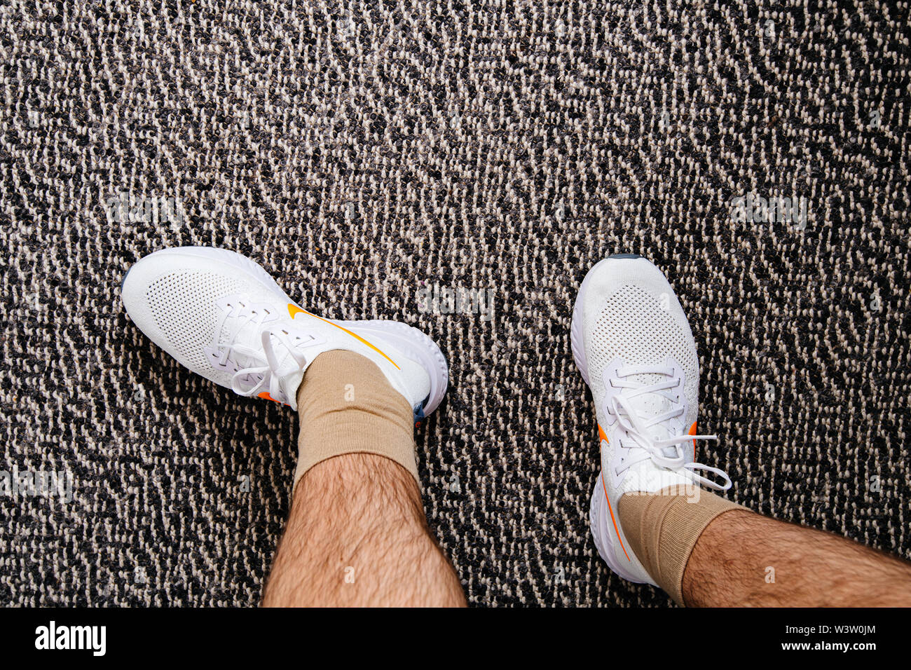 Parigi Francia - Lug 13 2019: misura uomo nuovo Nike Epic reagire Flyknit 2  running Scarpe attrezzature sul soggiorno moquette realizzata da Nike  Sportswear logotipo bianco sul lato della scarpa Foto stock - Alamy