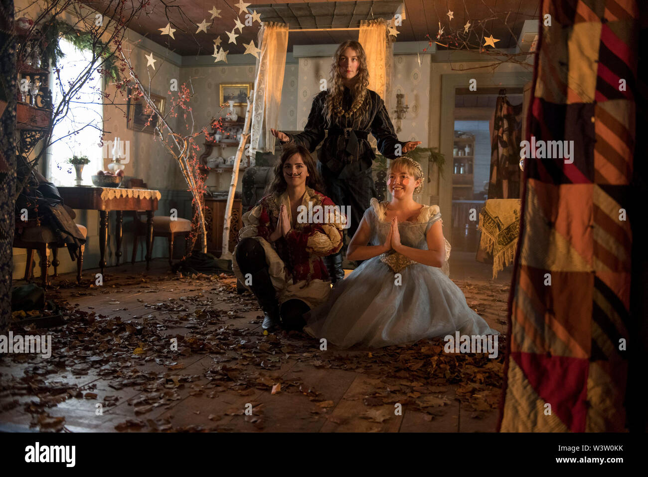 Data di rilascio: dicembre 25, 2019 Titolo: Piccole Donne STUDIO: Columbia Pictures Regista: Greta Gerwig Trama: Quattro sorelle vengono di età in America a seguito della guerra civile che starring: Emma Watson come Meg Marzo, FIRENZE PUGH come Amy Marzo, Saoirse Ronan come Jo marzo. (Credito Immagine: © Columbia Pictures/Entertainment Immagini) Foto Stock