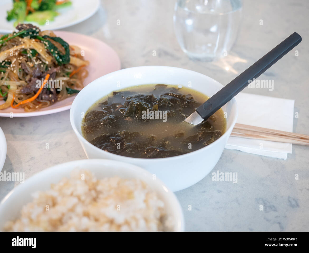 Riso e zuppa di alghe marine, in casa di cibo Coreano Foto Stock