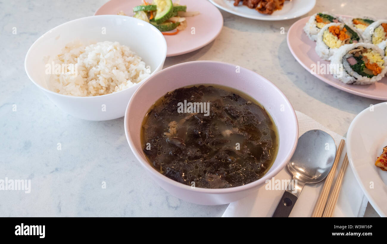 Riso e zuppa di alghe marine e contorni, in casa di cibo Coreano Foto Stock