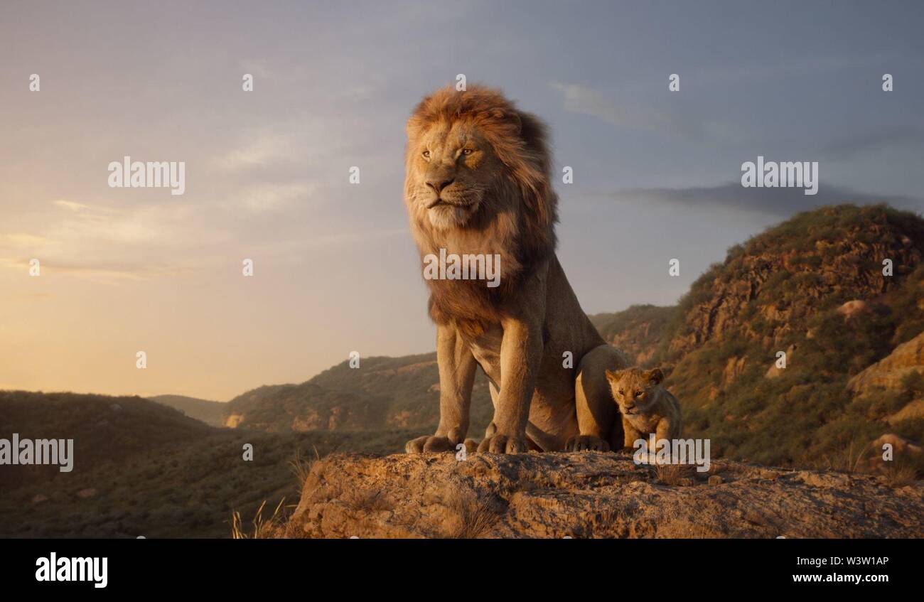 Data di rilascio: 19 luglio 2019 Titolo: The Lion King STUDIO: Disney direttore: Jon Favreau trama: dopo l'assassinio del padre, un giovane principe lion fugge il suo regno solo per imparare il vero significato di responsabilità e di coraggio. STARRING: James Earl Jones come Mufasa (voice). (Credito Immagine: © Disney/Entertainment Immagini) Foto Stock