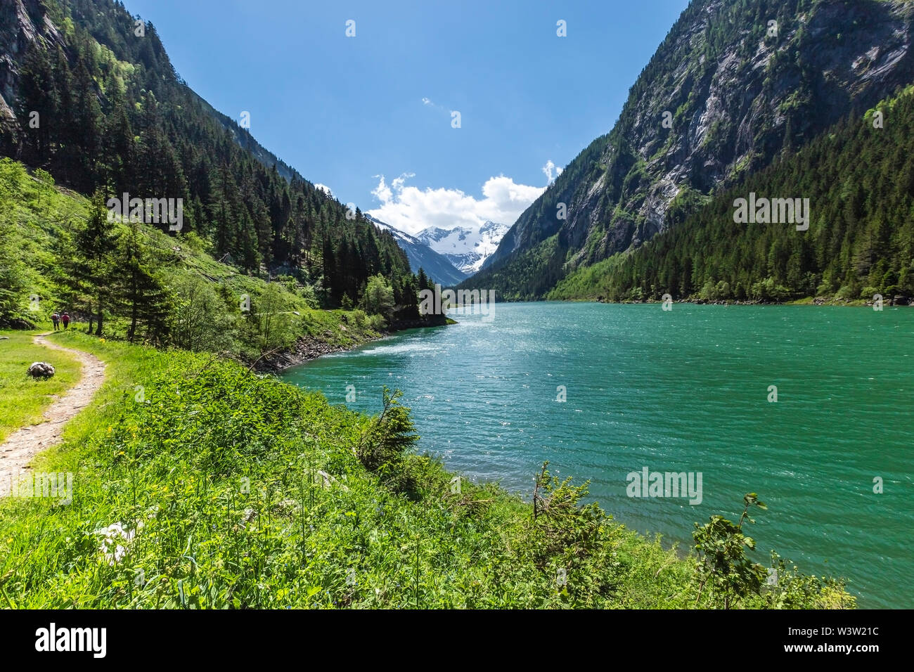 Il sentiero intorno al lago di montagna. Alpi, Stillup Lago, Austria, Tirolo Foto Stock