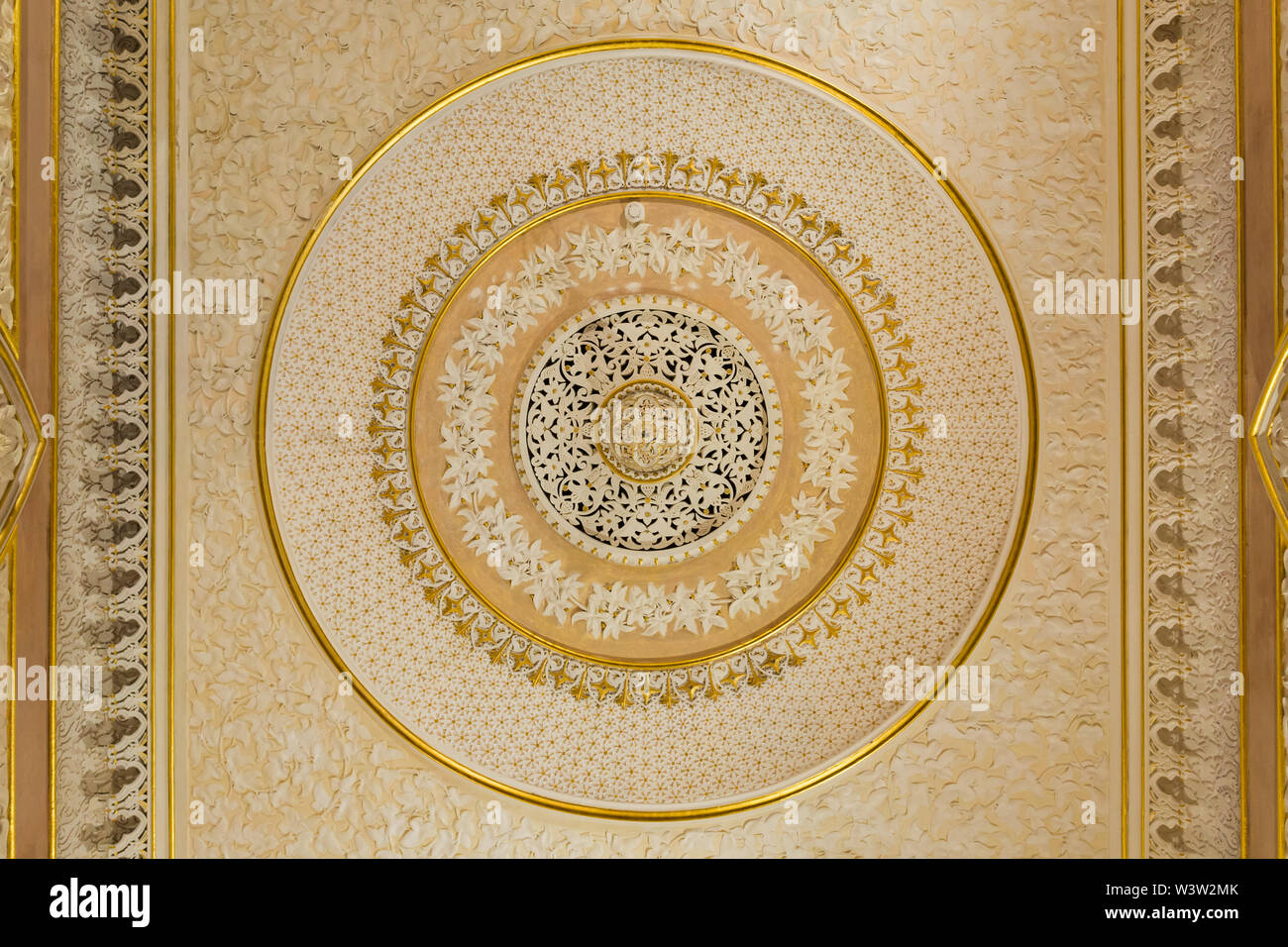 Oro e crema decorativo soffitto rotonda è salito all'interno del sito Patrimonio Mondiale dell'UNESCO del Palacio de Monserrate (Monserrate Palace), Sintra, Portogallo. Foto Stock