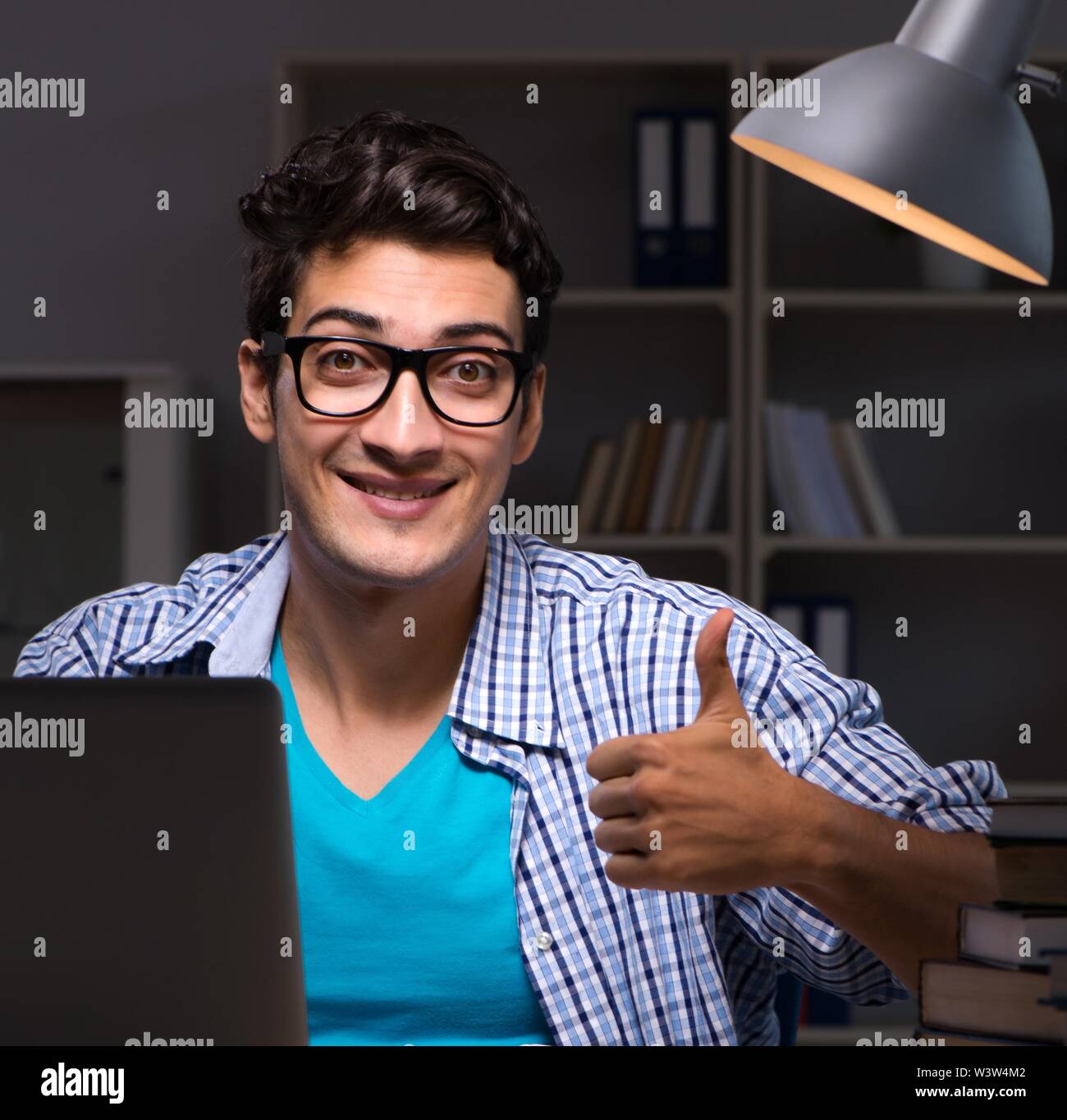 Lo studente la preparazione per gli esami di fine serata in casa Foto Stock