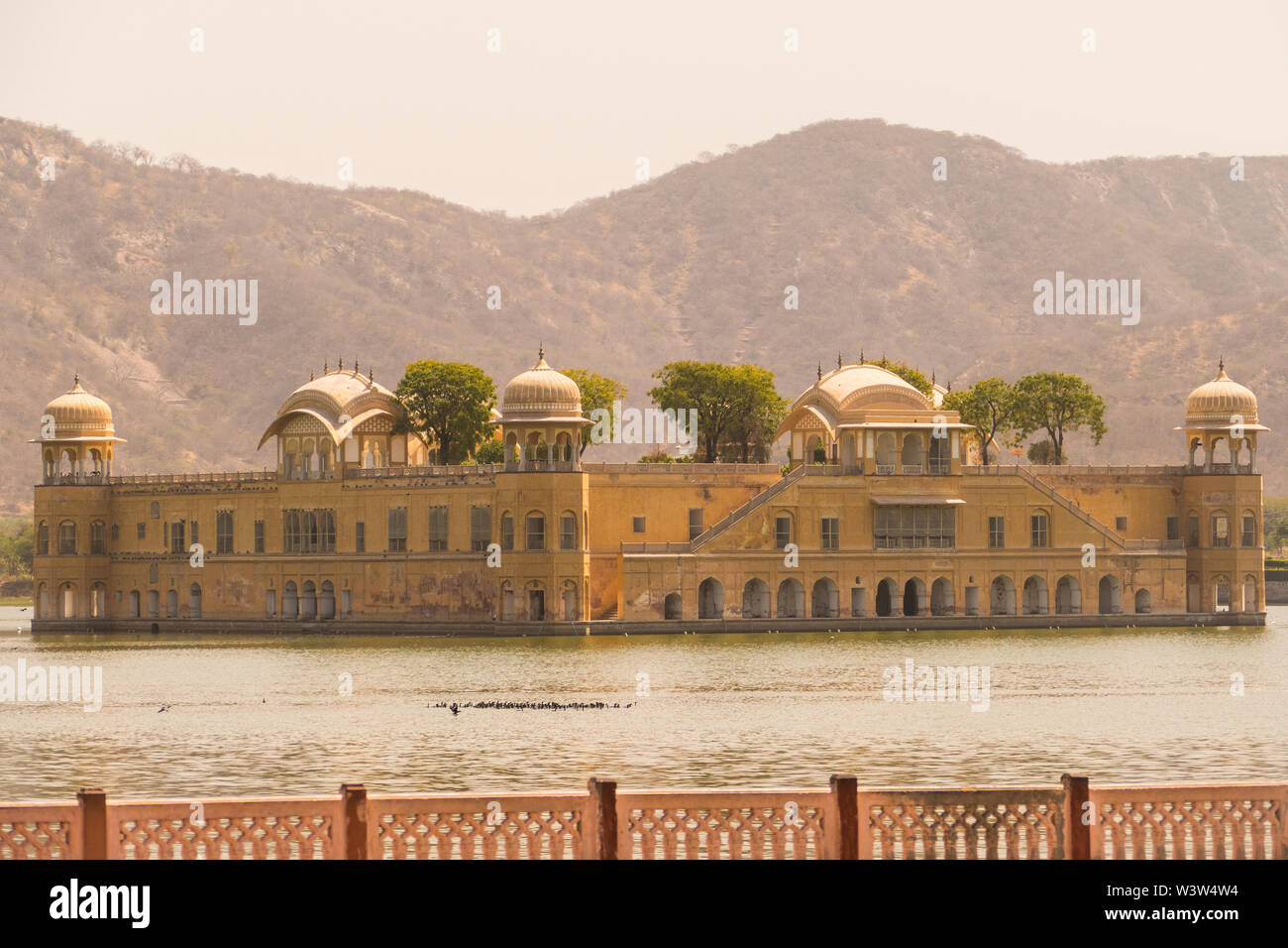 Il Tai Mahal Palace acqua seduta nel lago Sagar a Jaipur India che è un hotel e meta turistica e ha quattro piani sott'acqua. Foto Stock