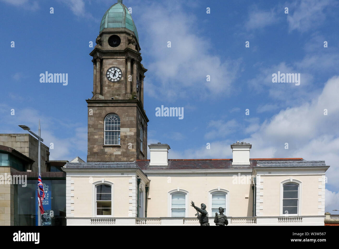 La torre dell orologio alla ex casa del mercato nel centro di Southall presso la Piazza del Mercato che ospita il Museo di Liverpool e irlandese centro di lino. Foto Stock