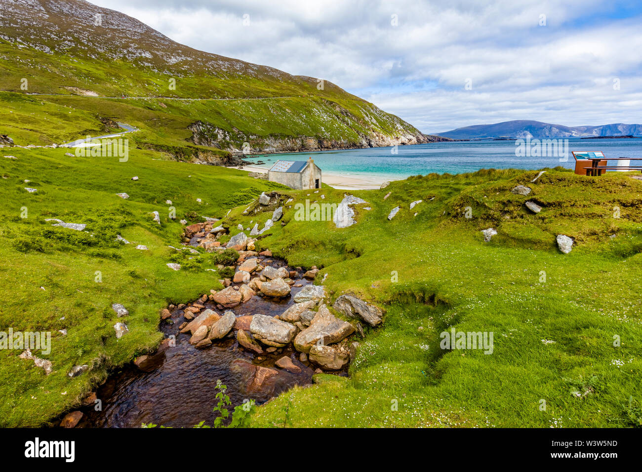 Keem Bay e la spiaggia sulla Wild Atlantic modo su Achill Island nella contea di Mayo in Irlanda Foto Stock