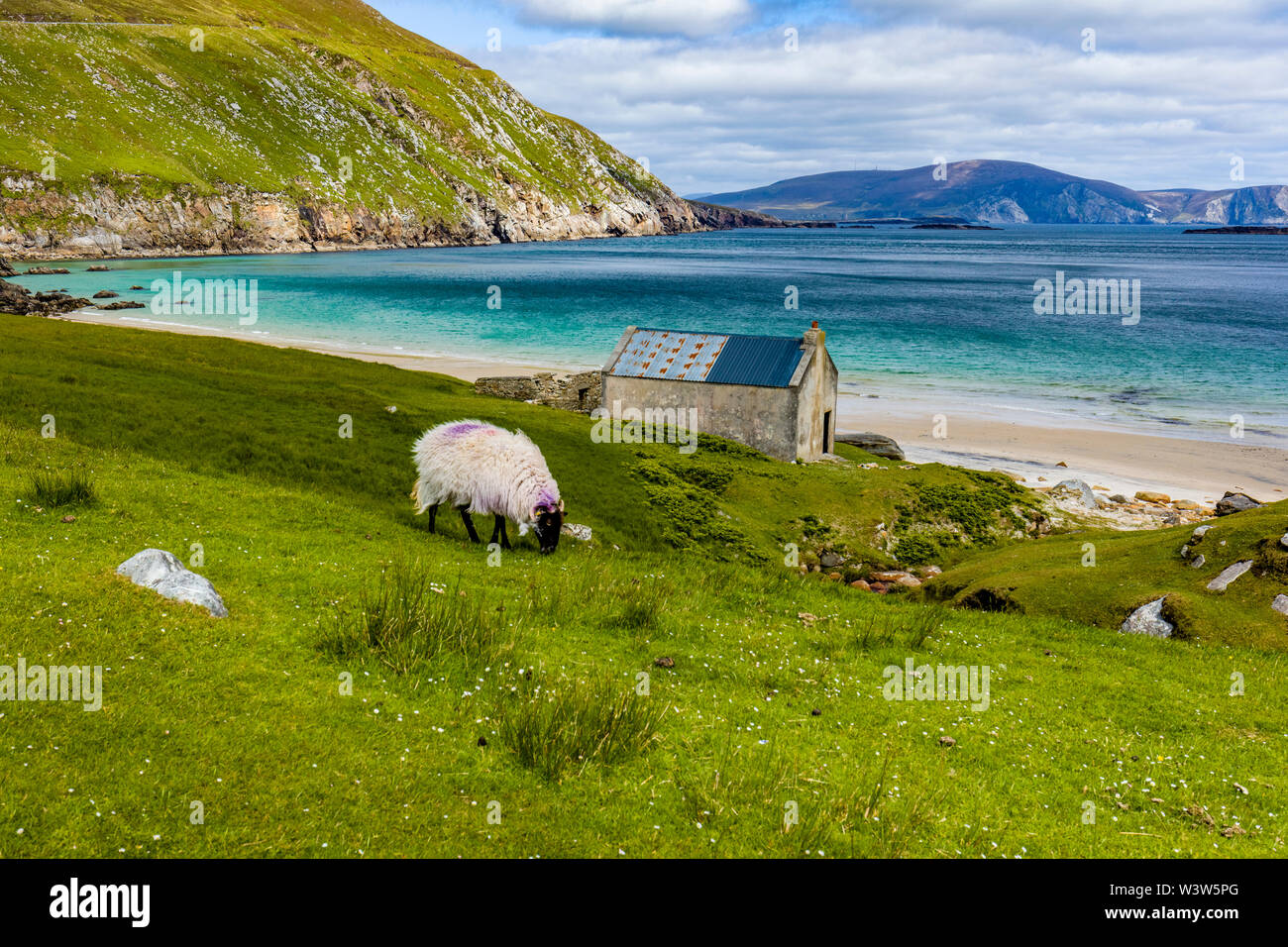 Keem Bay e la spiaggia sulla Wild Atlantic modo su Achill Island nella contea di Mayo in Irlanda Foto Stock