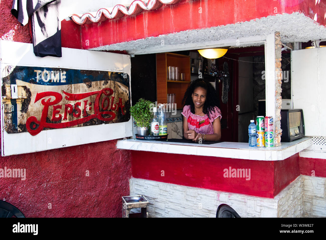 Un giovane barista donna al Callejon de Hamel in Havana Cuba Foto Stock