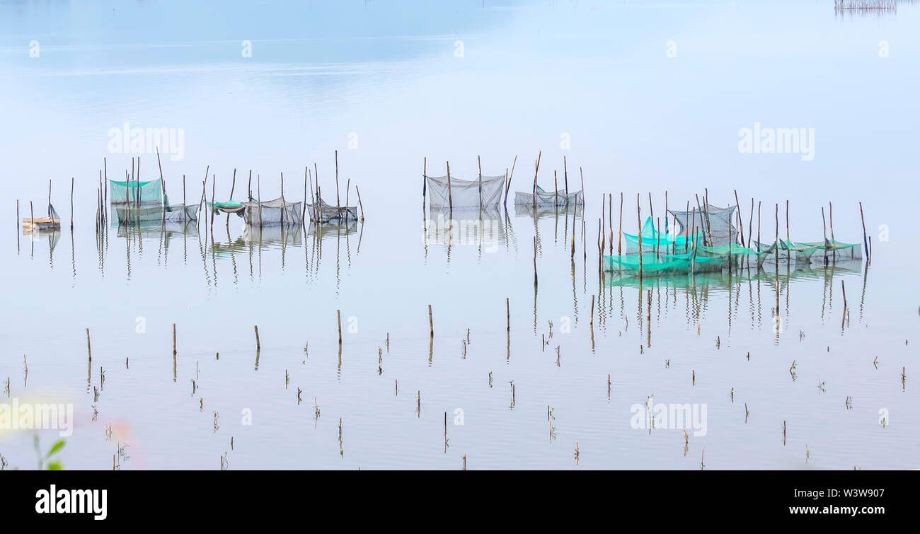 Veicoli come zoccolo o sollevare net sono utilizzati per la pesca nella zona lagunare nel Vietnam centrale Foto Stock