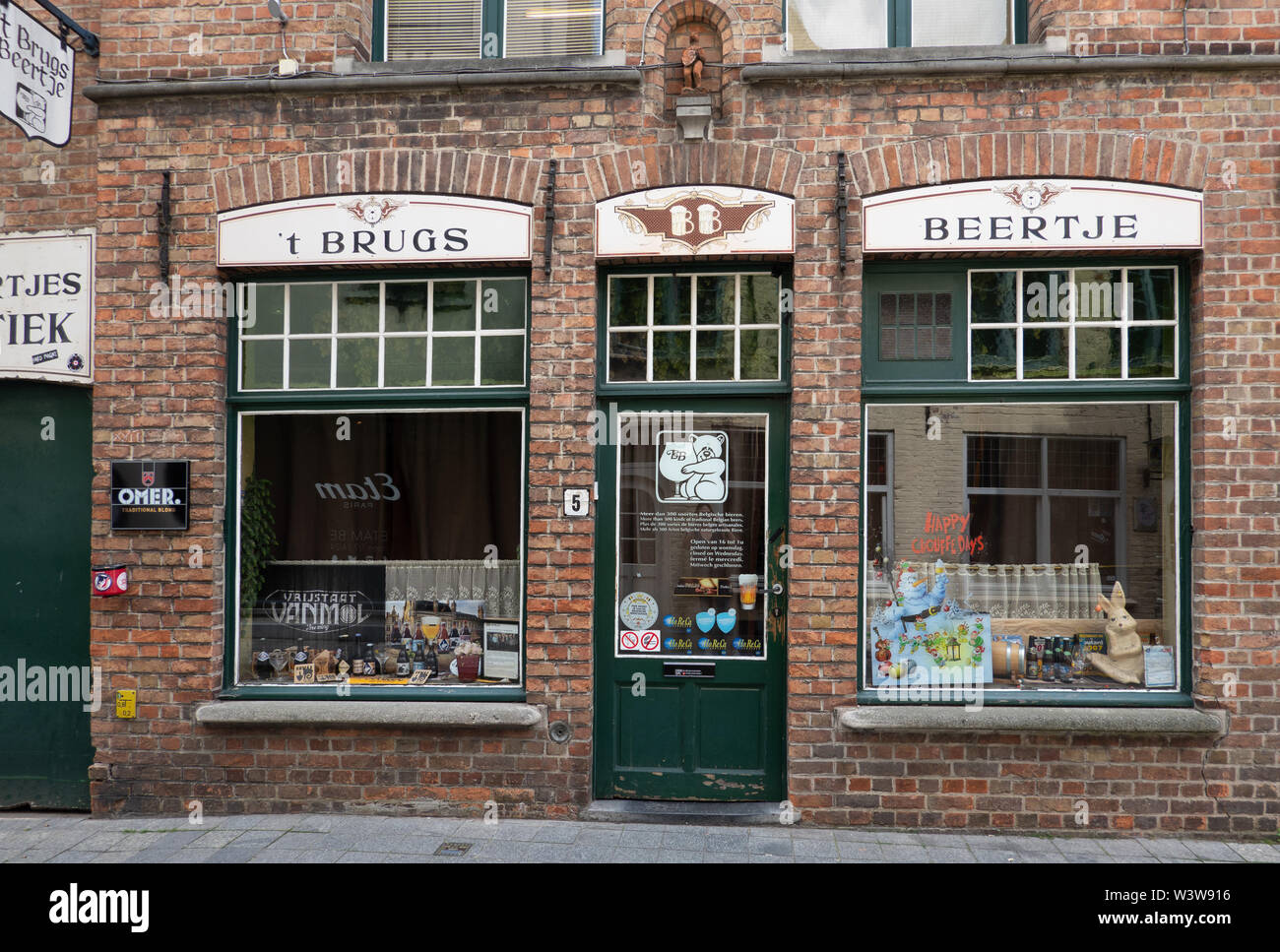 Bruges, Fiandre, Belgio - 17 Giugno 2019: Brugs Beertje è famosa in tutto il mondo pub di birra belga e proviene in marrone-rosso mattone con due finestre di visualizzazione. Sta Foto Stock