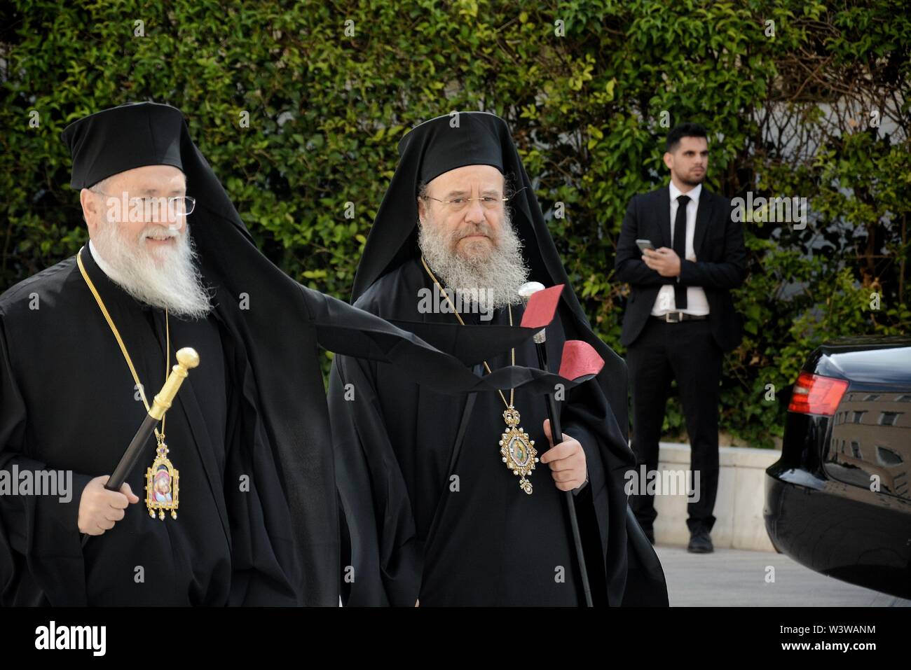 La Grecia. 17 Luglio, 2019. Vescovi ortodossi, arrivano in occasione del giuramento, del parlamento greco. Credito: SOPA Immagini limitata/Alamy Live News Foto Stock