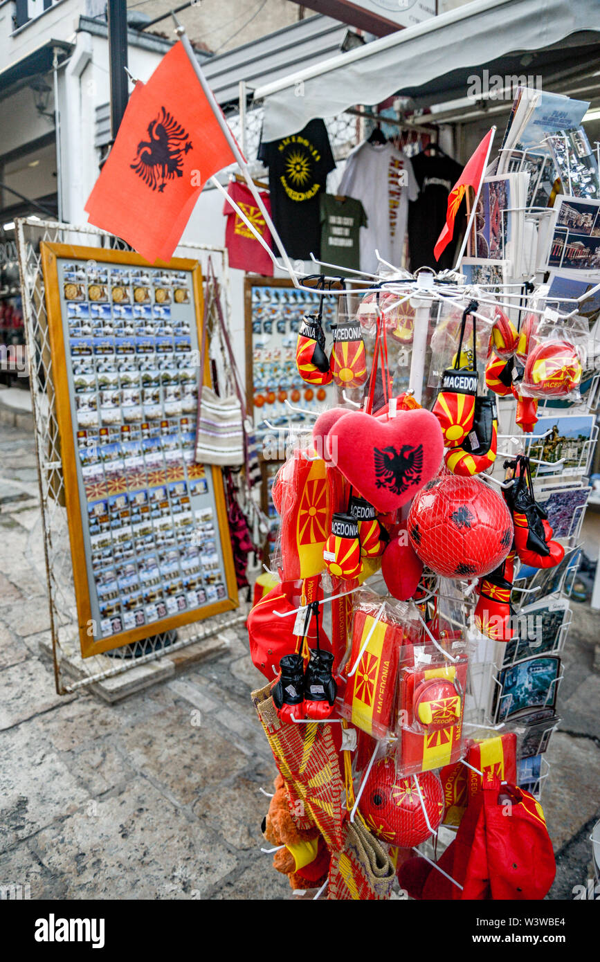 SKOPJE, Macedonia nord-Agosto 23 2019: negozio di souvenir con bandiere nazionali e altri assortiti Skopje turistico/Macedonia elementi correlati per la vendita. Foto Stock