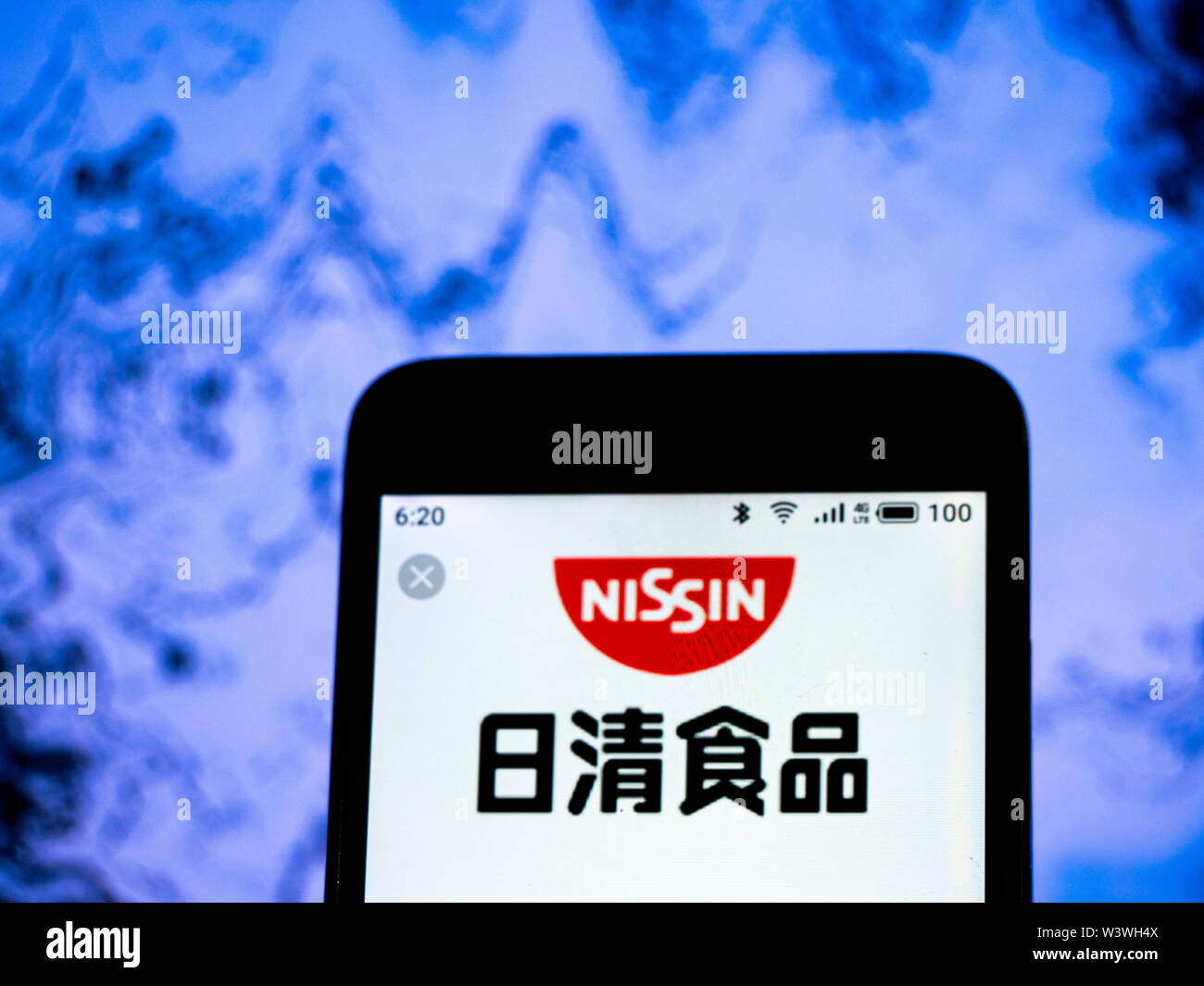 In questa foto illustrazione The Nissin Food Products Co., Ltd. Il logo è visto visualizzata su uno smartphone Foto Stock