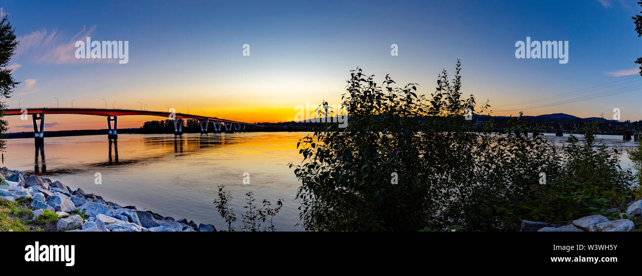 Panorama del ponte sul fiume durante il bellissimo tramonto Foto Stock