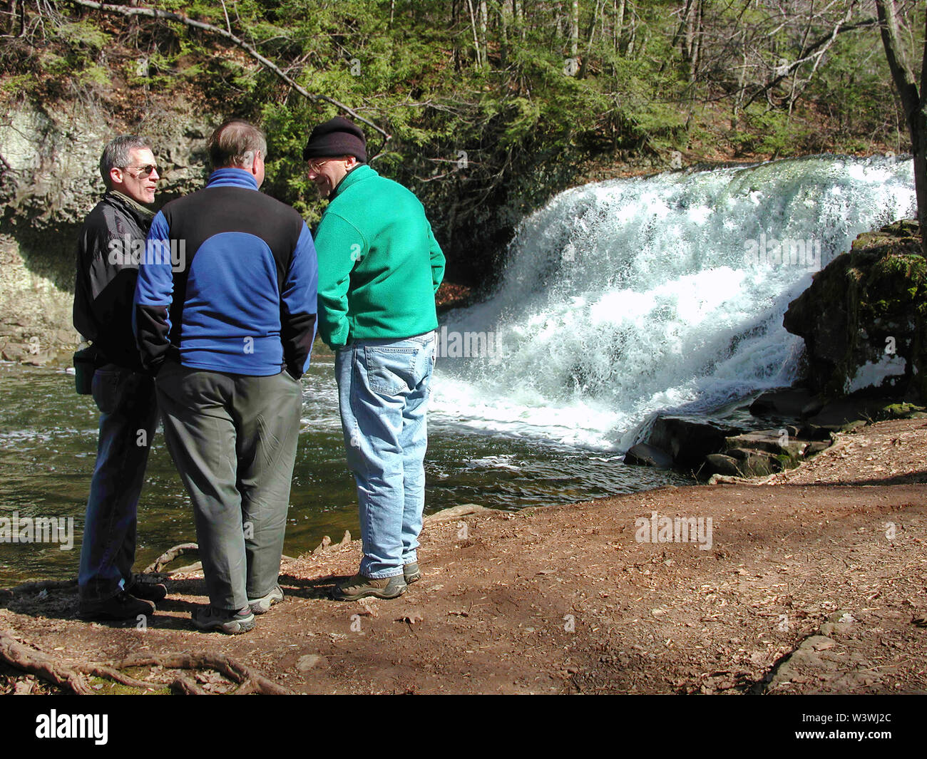 Middletown, CT, Stati Uniti d'America. Mar 2015. Uomini anziani parlando all'esterno da un piccolo e abbastanza rumorosa cascata. Foto Stock