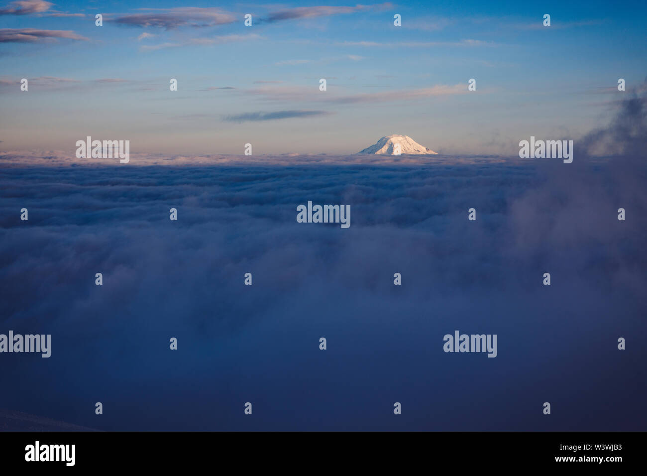 Tramonto colpisce il Monte Adams, visto dal Camp Muir su Mount Rainier Foto Stock