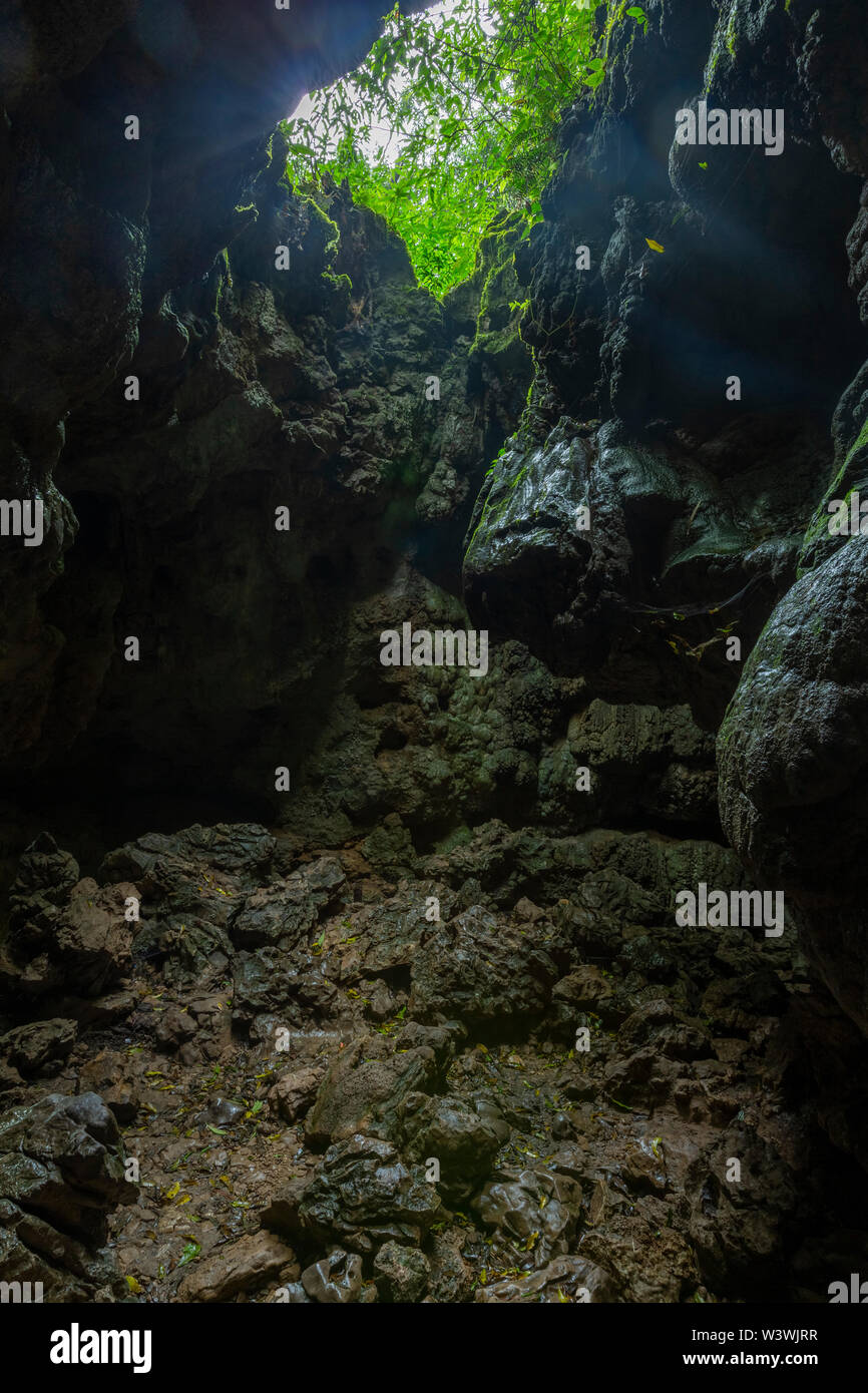 Apertura alla fine della grotta Mawsmai,Cherrapunjee,Meghalaya,l'India Foto Stock