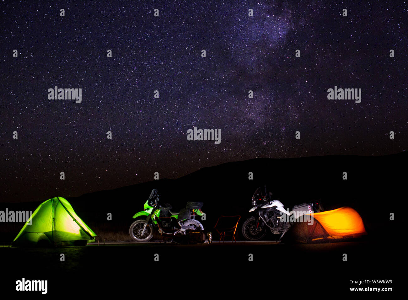 Motociclo Camping Adventure Ride sotto il cielo stellato, Alvord deserto o Foto Stock